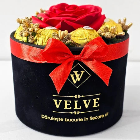 ARRANGEMENT FLORAL AVEC UNE ROSE DE SAVON, ÉTAMINES DORÉES ET 8 Ferrero Rocher, BOÎTE EN VELOURS NOIR, ROUGE