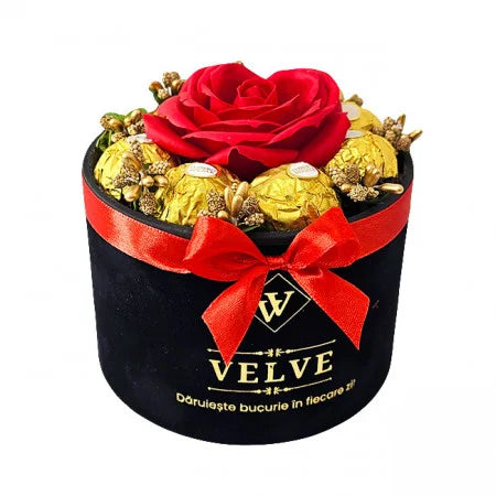 Blumenarrangement mit einer Seifenrose, goldenen Staubblättern und 8 Ferrero Rocher, schwarze Samtbox, rot