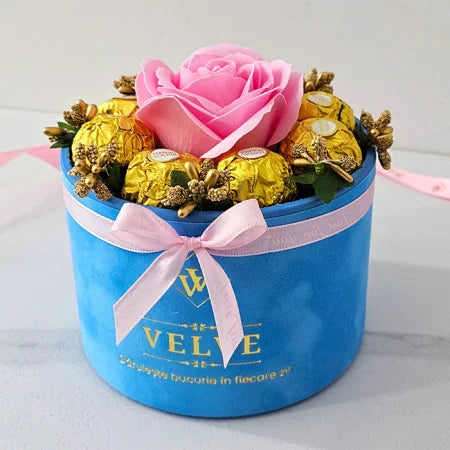 ARRANGEMENT FLORAL AVEC UNE ROSE SAVON, ÉTAMINES DORÉES ET 8 Ferrero Rocher, BOÎTE BLEUE, ROSE