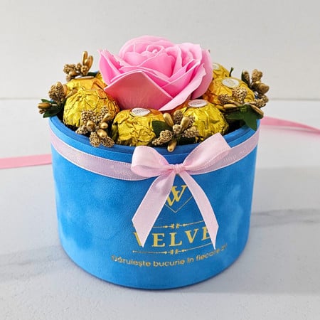 FLORAL ARRANGEMENT WITH A SOAP ROSE, GOLD STAMEN AND 8 Ferrero Rocher, BLUE BOX, PINK