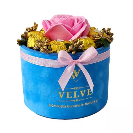 FLORAL ARRANGEMENT WITH A SOAP ROSE, GOLD STAMEN AND 8 Ferrero Rocher, BLUE BOX, PINK