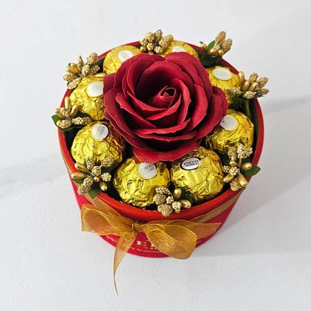 ARRANGEMENT FLORAL AVEC UNE ROSE DE SAVON, ÉTAMINES DORÉES ET 8 Ferrero Rocher, BOÎTE EN VELOURS ROUGE, ROUGE