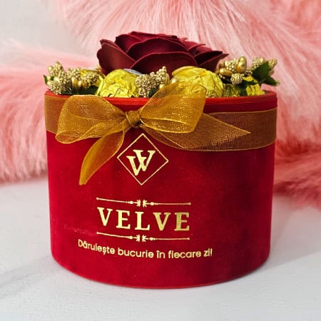 ARRANGEMENT FLORAL AVEC UNE ROSE DE SAVON, ÉTAMINES DORÉES ET 8 Ferrero Rocher, BOÎTE EN VELOURS ROUGE, ROUGE