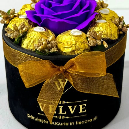 Blumenarrangement mit einer Seifenrose, goldenen Staubfäden und 8 Ferrero Rocher, schwarze Samtbox, violett