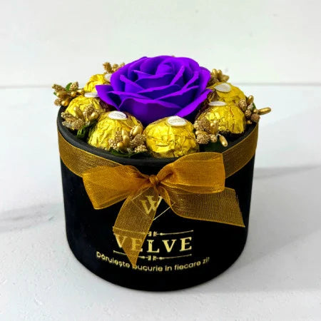 Blumenarrangement mit einer Seifenrose, goldenen Staubfäden und 8 Ferrero Rocher, schwarze Samtbox, violett