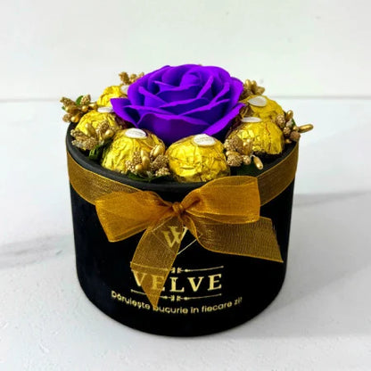 ARRANGEMENT FLORAL AVEC UNE ROSE SAVON, ÉTAMINES DORÉES ET 8 Ferrero Rocher, BOÎTE EN VELOURS NOIR, VIOLET