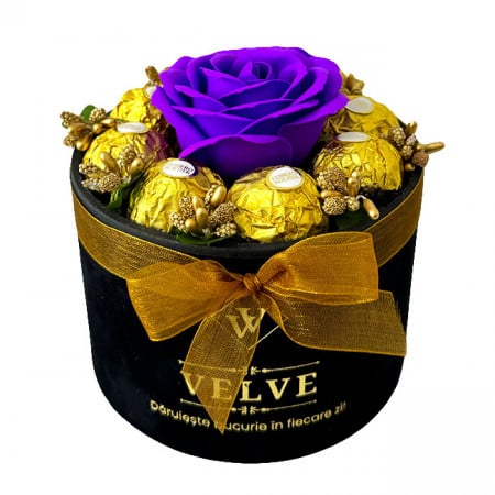 ARRANGEMENT FLORAL AVEC UNE ROSE SAVON, ÉTAMINES DORÉES ET 8 Ferrero Rocher, BOÎTE EN VELOURS NOIR, VIOLET