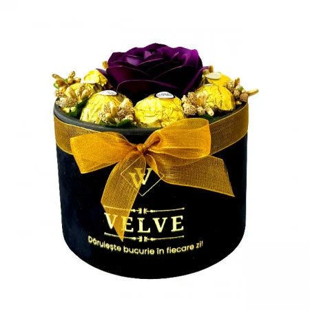 ARRANGEMENT FLORAL AVEC UNE ROSE DE SAVON, ÉTAMINES DORÉES ET 8 Ferrero Rocher, BOÎTE EN VELOURS NOIR, BOURGOGNE VIOLET