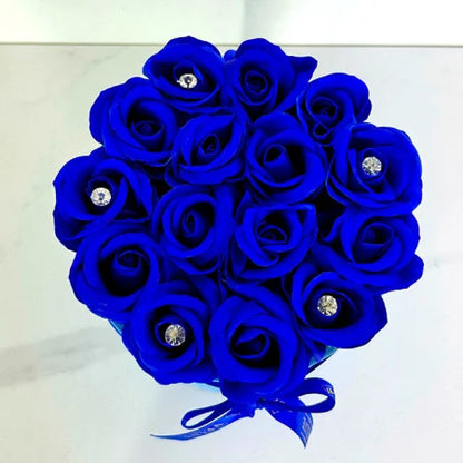 Blumenarrangement mit 15 Seifenrosen, handgefertigt, blaue Samtbox, blau