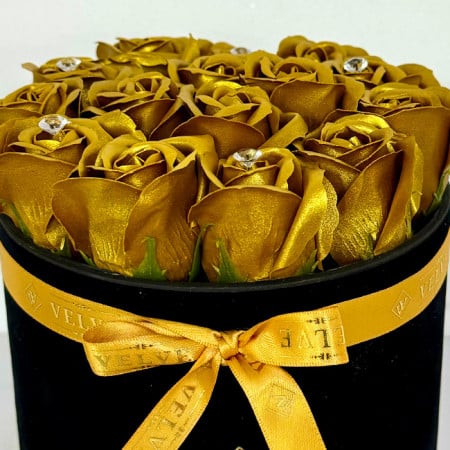 Blumenarrangement mit 15 Seifenrosen, handgefertigt, schwarze Samtbox, Gold