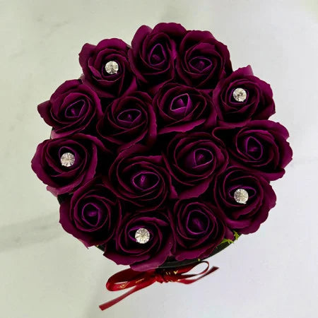 Blumenarrangement mit 15 Seifenrosen, handgefertigt, schwarze Samtbox, dunkellila