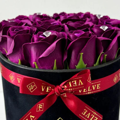 ARRANGEMENT FLORAL AVEC 15 ROSES À SAVON, FAIT MAIN, BOÎTE EN VELOURS NOIR, VIOLET FONCÉ