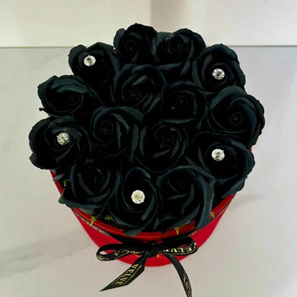 Blumenarrangement mit 15 Seifenrosen, handgefertigt, rote Samtbox, schwarz