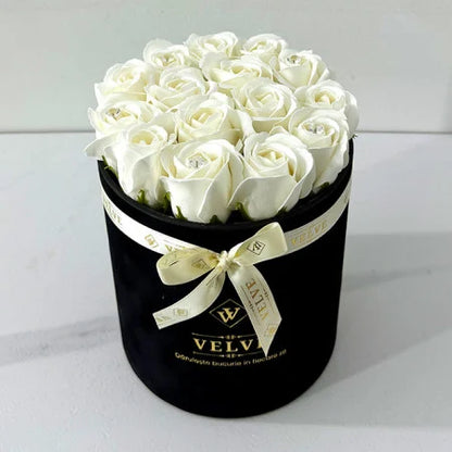 ARRANGEMENT FLORAL AVEC 15 ROSES À SAVON, FAIT MAIN, BOÎTE EN VELOURS NOIR, BLANC